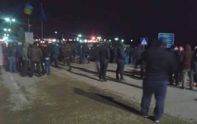 Протестующие блокировали дорогу к пункту пропуска в Раве-Русской