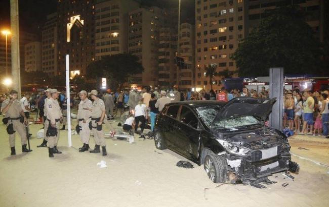 В Рио-де-Жанейро автомобиль въехал в толпу, есть пострадавшие