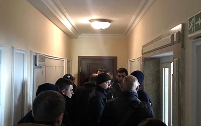 Представители Нацагентства по управлению активами пришли в квартиру Клименко