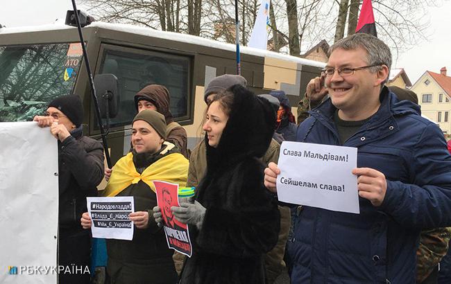 Активисты провели акцию за импичмент возле дома Порошенко