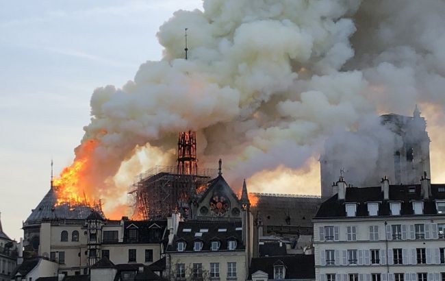 В Париже горит Нотр-Дам де Пари (онлайн)