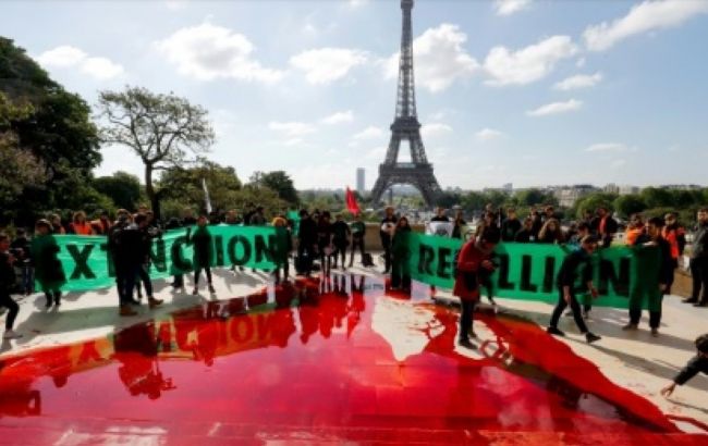 В Париже экоактивисты разлили 300 литров бутафорской крови
