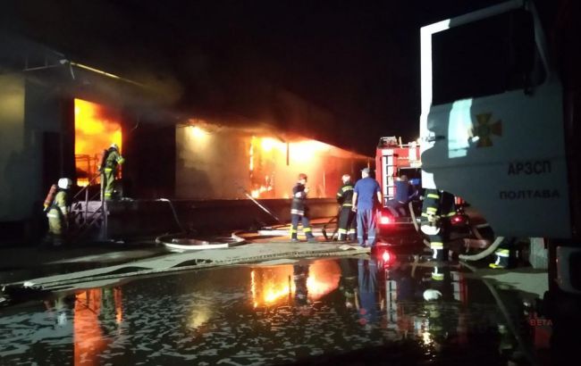 В Полтаве возник масштабный пожар на складах 