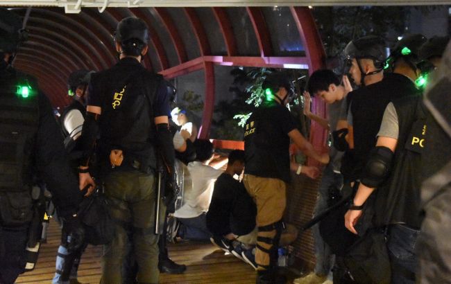 После ночных столкновений в Гонконге задержали почти 30 человек
