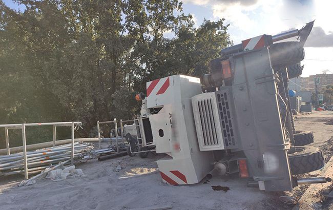 В Киеве на Борщаговке упал строительный кран
