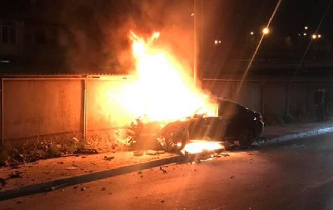 В Киеве на Борщаговской автомобиль въехал в столб и загорелся