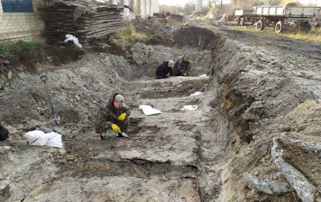 В Ровенской области раскопали под асфальтом братскую могилу воинов УПА