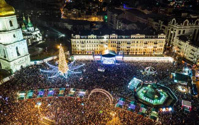 Новогоднюю ночь на Софиевской площади Киева встретили более 100 тыс. человек