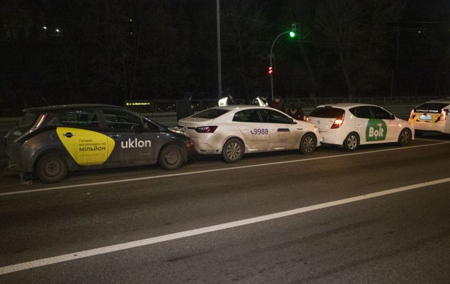 В Киеве столкнулись три автомобиля такси, есть пострадавший