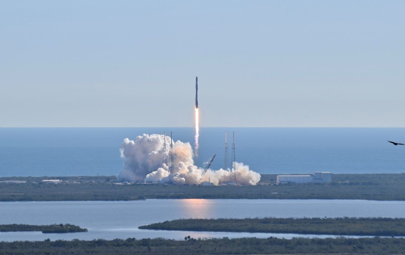 SpaceX впервые запустила в космос ракету с людьми