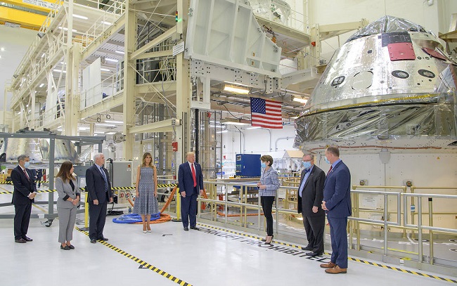 Дональд Трамп и Майк Пенс с супругами в космическом центре Кеннеди 27 мая