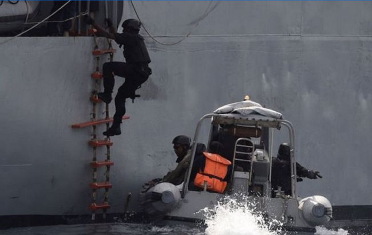 У берегов Нигерии пираты захватили танкер, среди моряков украинцы