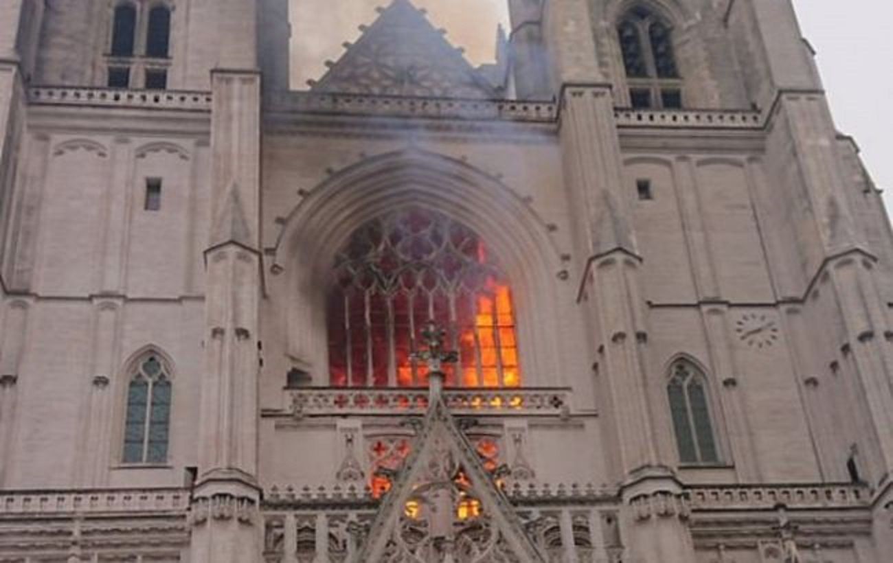 Пожар в Нантском соборе: подозреваемого в причастности к поджогу отпустили
