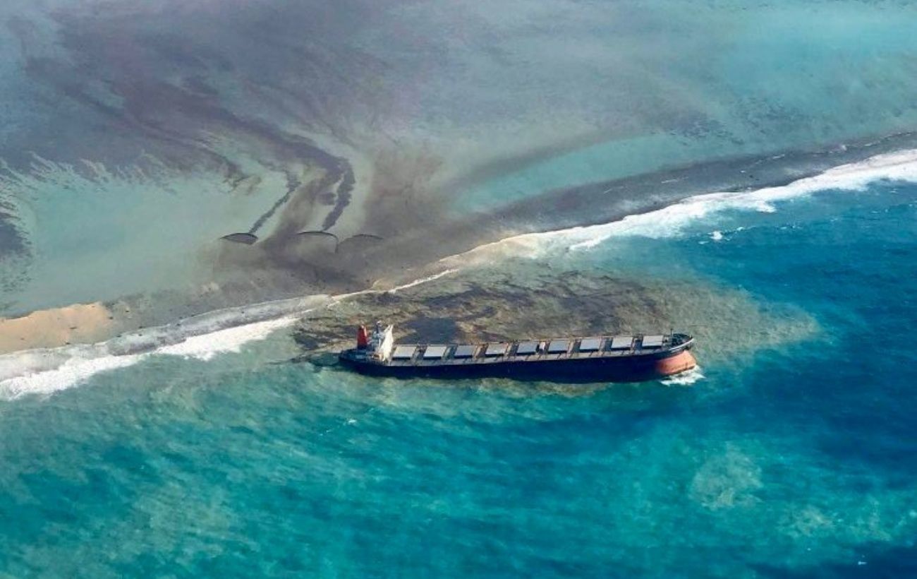 У берегов Маврикия затонул танкер. Власти говорят об экологической катастрофе
