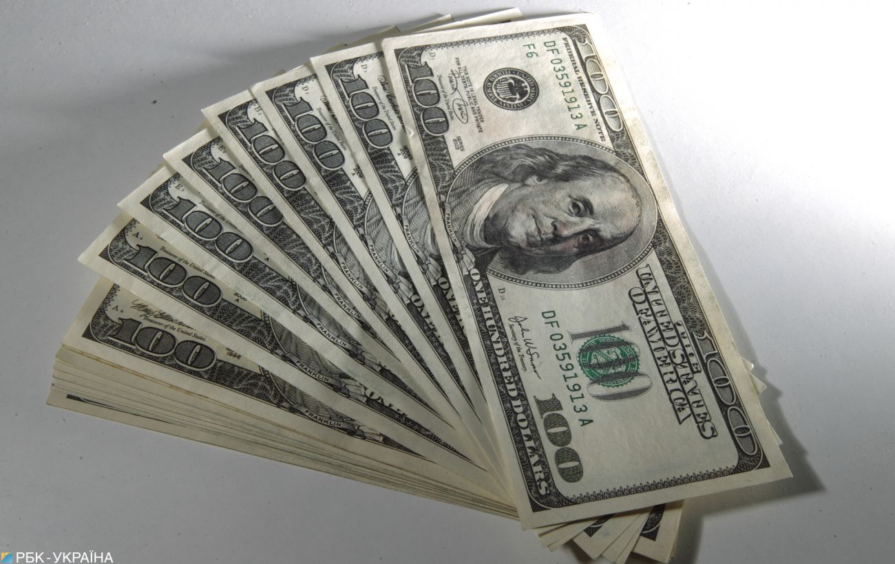 НБУ на 11 августа снизил официальный курс доллара