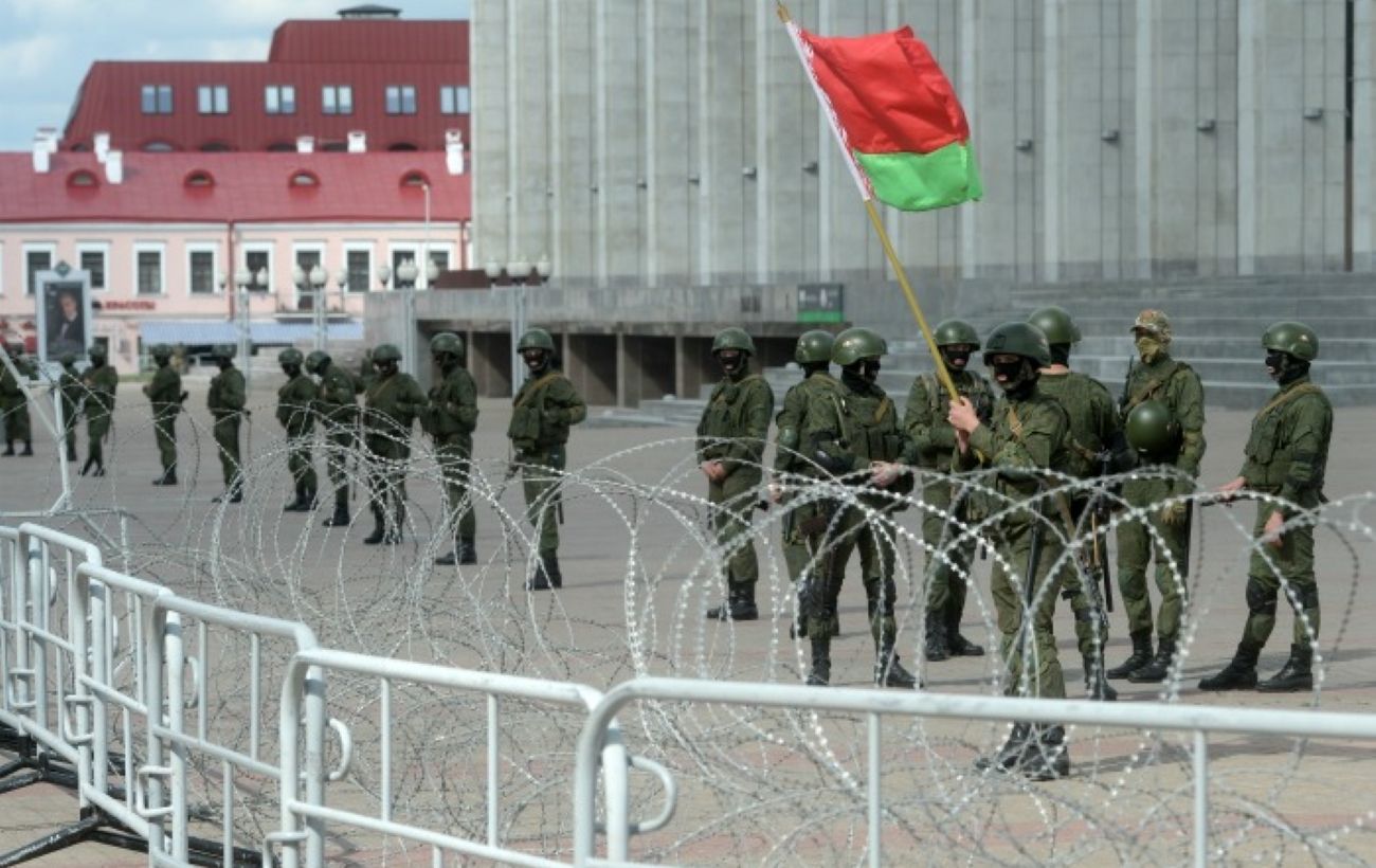 В центр Минска стянули бронетехнику с военными