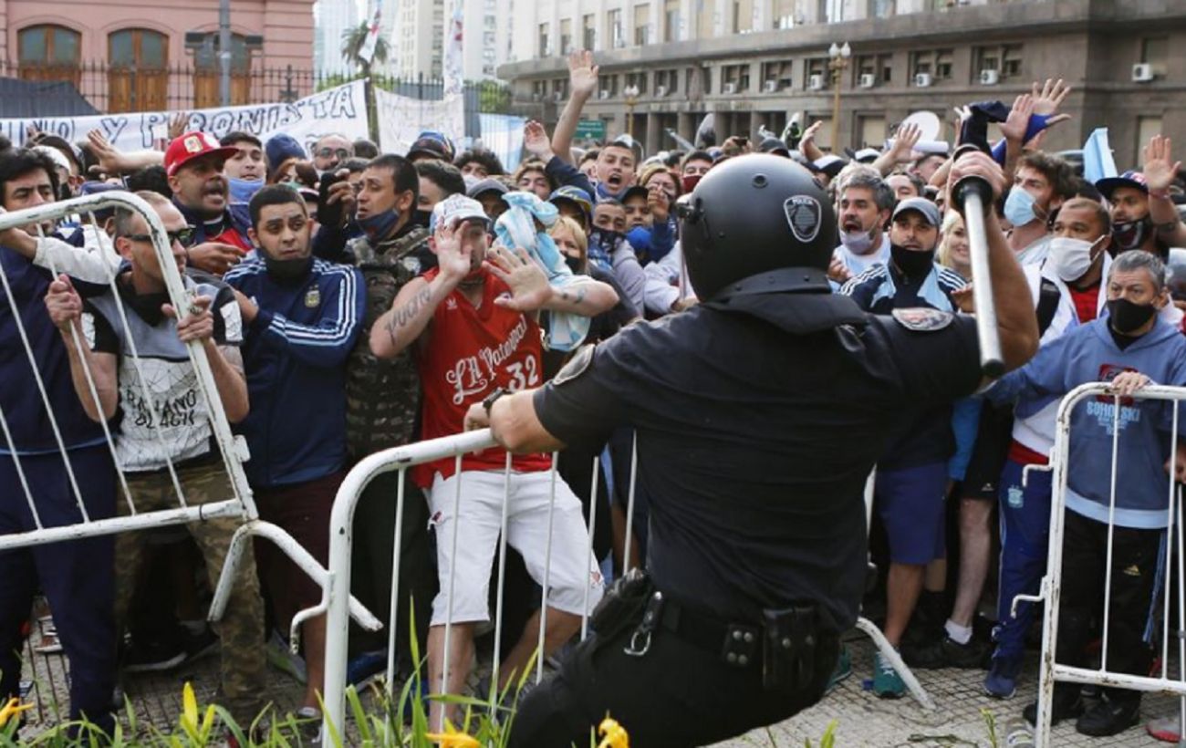 В Буэнос-Айресе прервали церемонию прощания с Марадоной из-за беспорядков