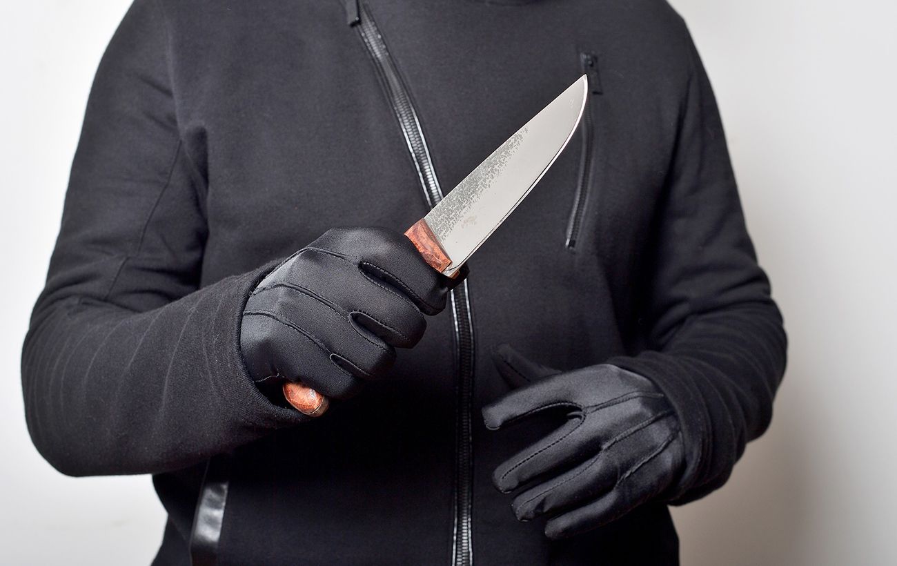 Возле Парижа мужчина с ножом напал на прохожих, есть пострадавшие