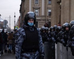 На протестах в России жестко задерживают людей. Их число уже превысило 500