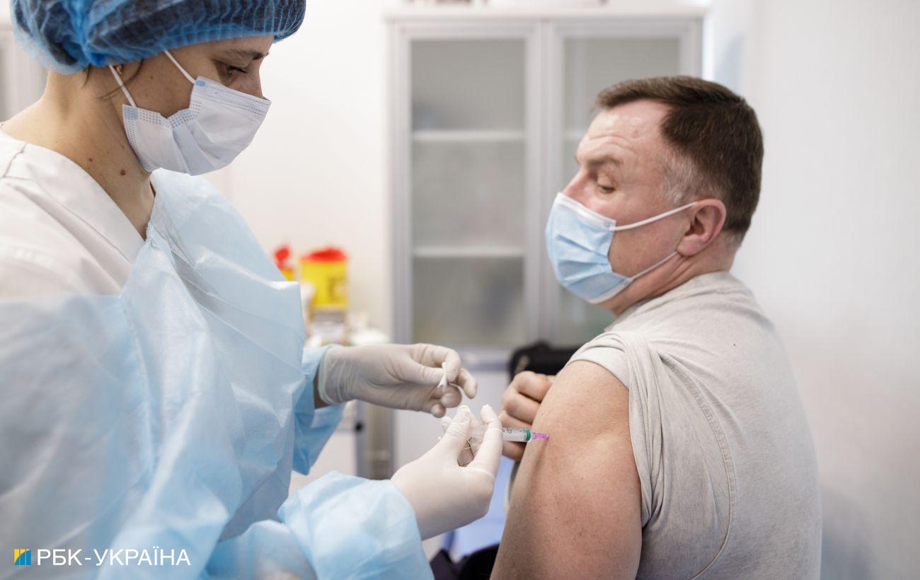 Вакцинация в Украине: прививки получили еще около 4 тысяч человек