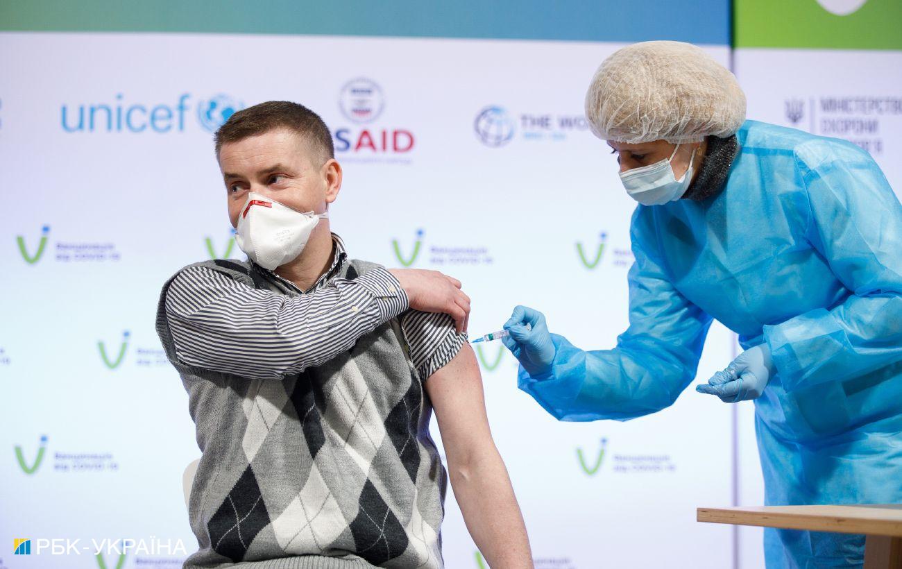 Минздрав просит украинцев сообщать о случаях COVID-прививок вне очереди