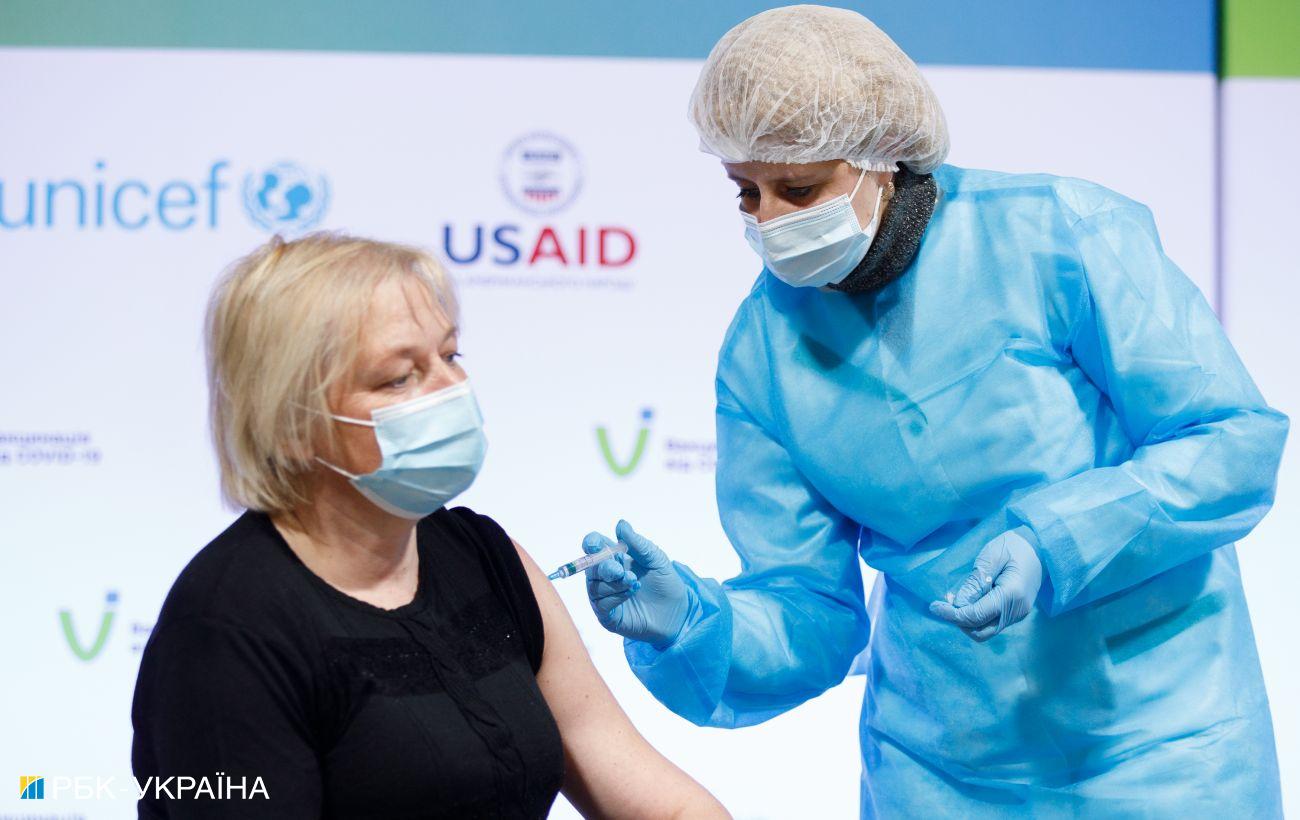 Шмыгаль: за сутки вакцинировали более 18 тысяч украинцев, но способность - более 80 тысяч