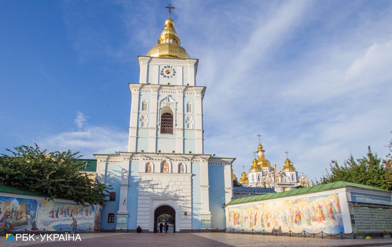 Благодатный огонь доставили в Михайловский собор Киева