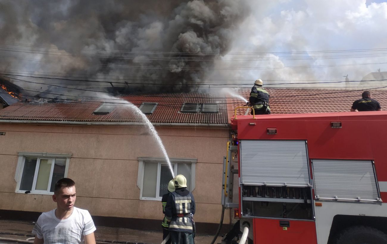 В Мукачево загорелась придорожная гостиница