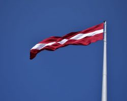 Латвия может ввести обязательное тестирование на COVID при въезде из России