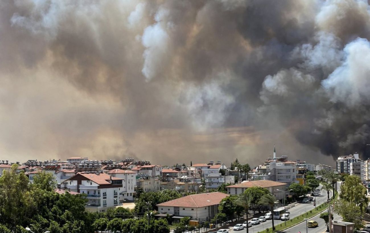 Туристов эвакуировали из трех отелей Бодрума из-за лесных пожаров
