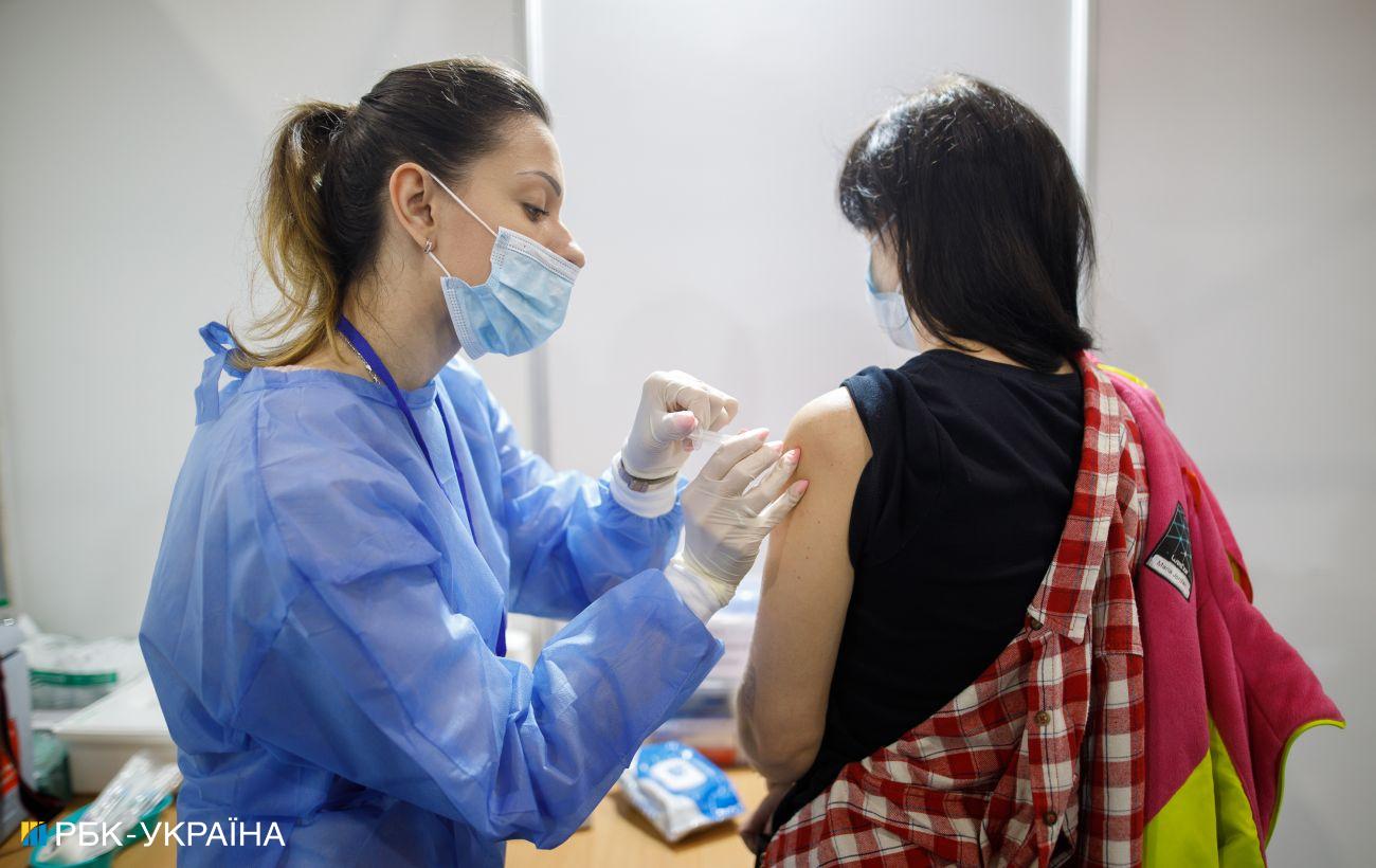 В День независимости 20 тысяч украинцев вакцинировались от COVID 