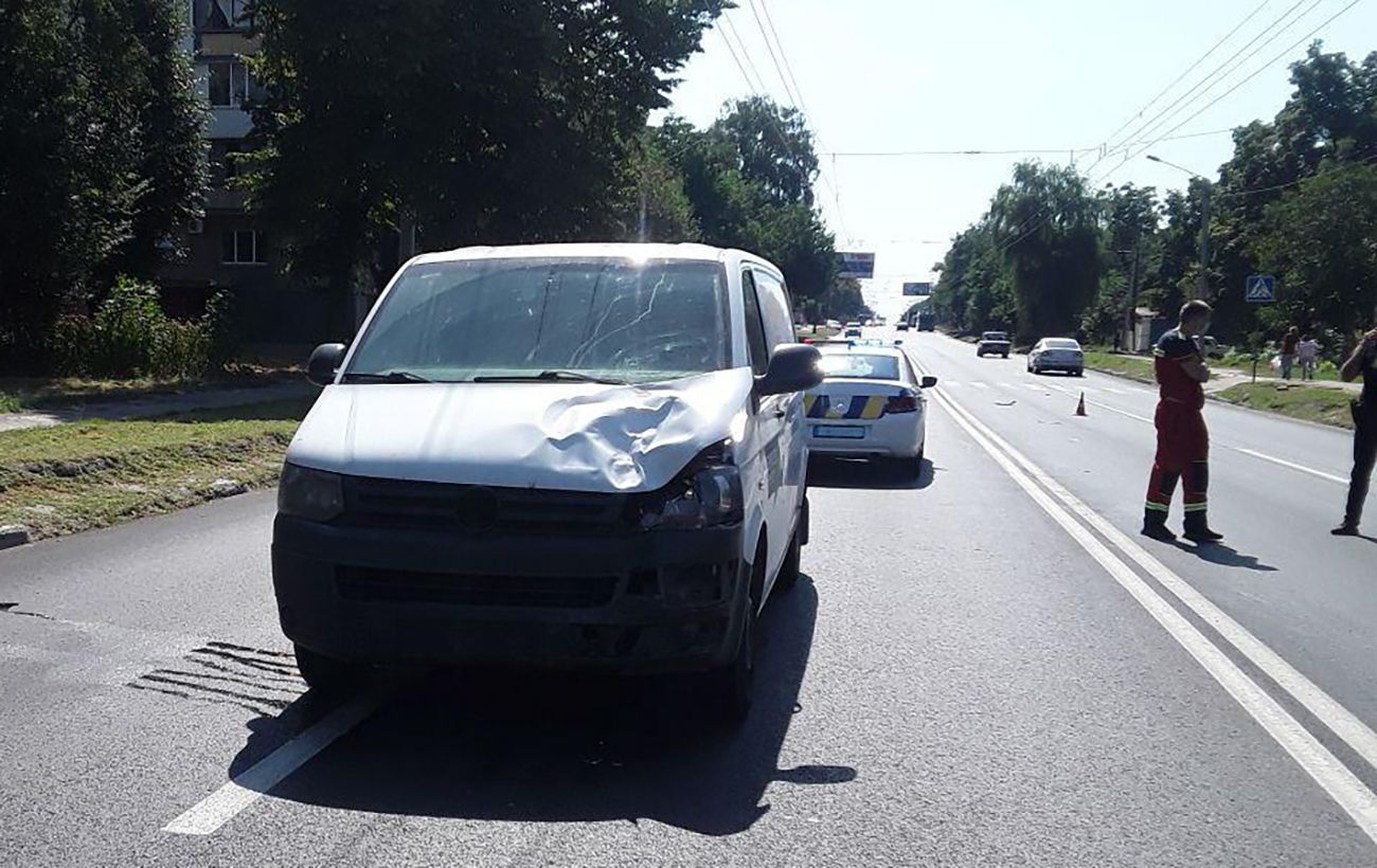 В Харькове автомобиль сбил женщину на пешеходном переходе: она не выжила