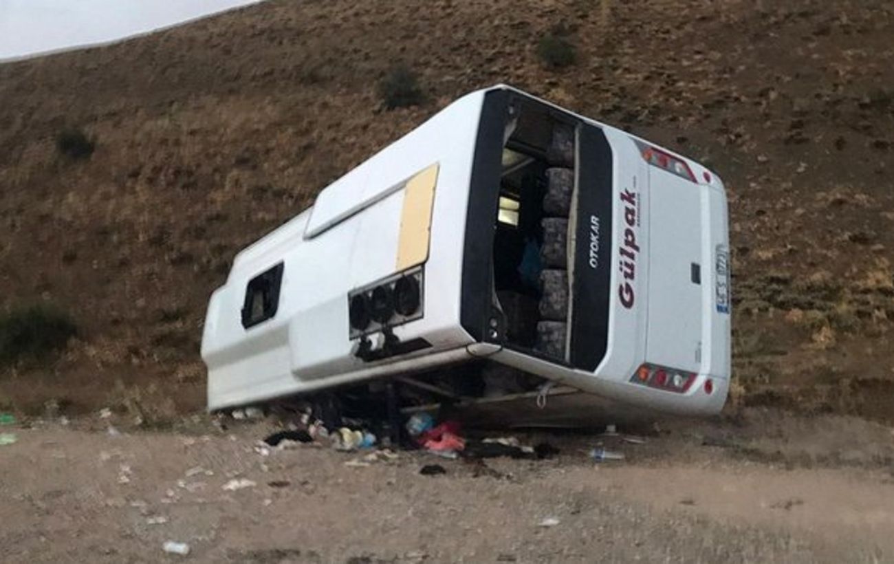 В Турции перевернулся пассажирский автобус: пострадали десятки человек