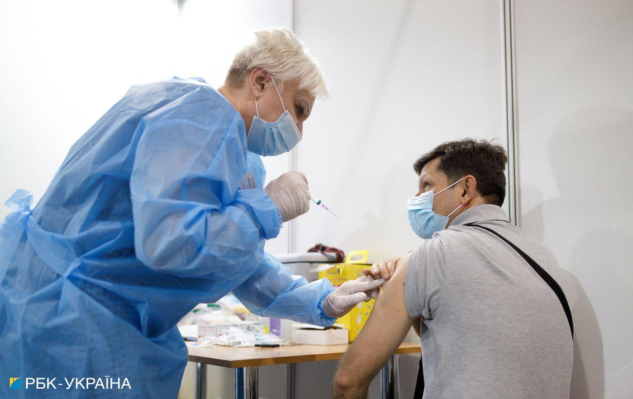 Вакцинация в Украине: одну дозу сделали более 6 млн человек