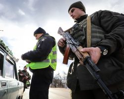 В Донецкой области военные остановили полный оружия автомобиль, водителя задержали
