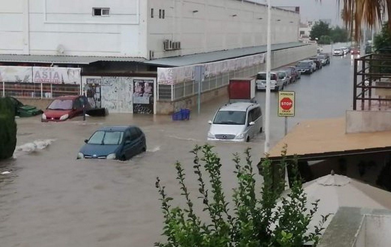 Испания пострадала от сильного наводнения: затоплены автомобили и здания
