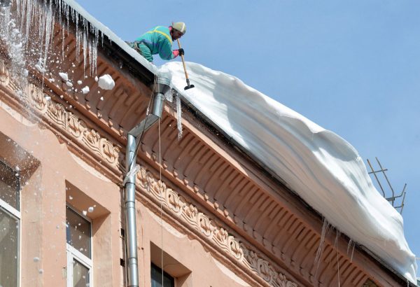 Качественная уборка снега с крыш в Екатеринбурге