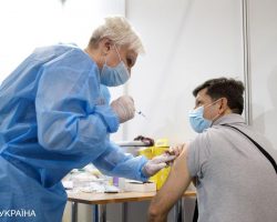 Более 14 млн украинцев получили одну дозу COVID-вакцины