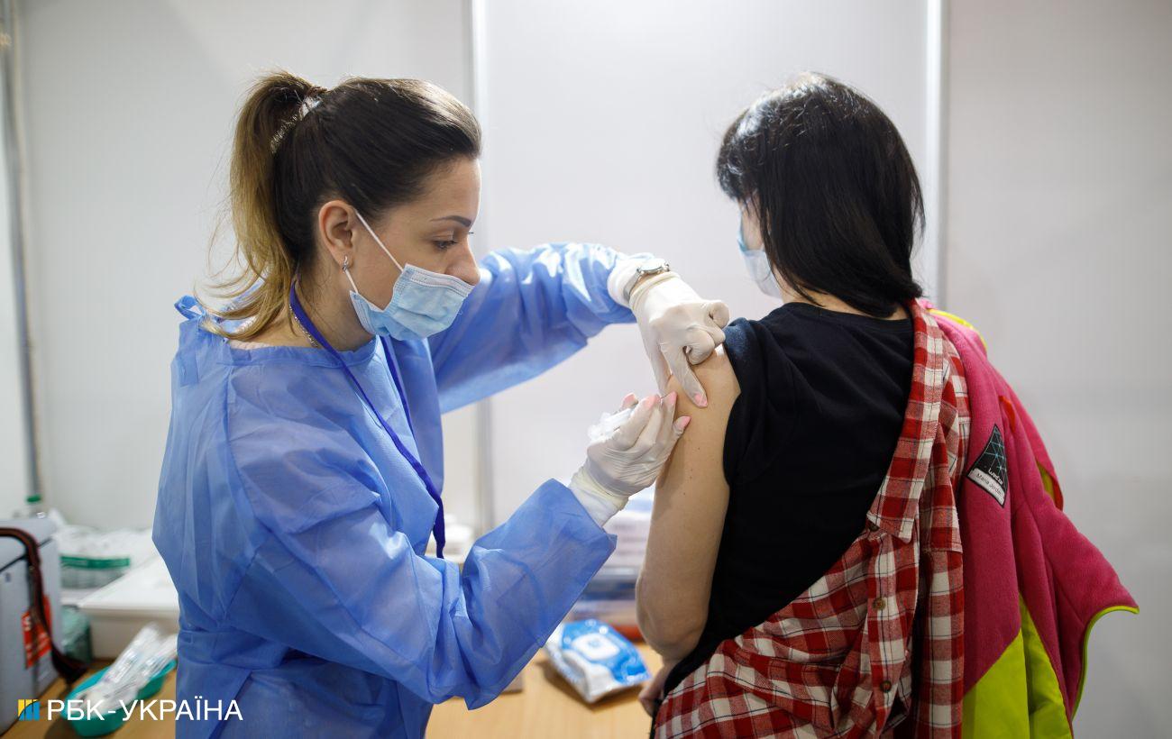 Вакцинация в Украине: за сутки прививку получили еще почти 170 тысяч человек