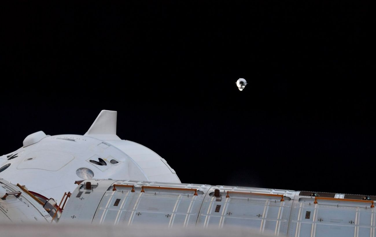 Космический корабль Cargo Dragon успешно пристыковался к МКС: яркие кадры