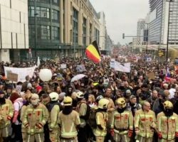 В Брюсселе снова протесты против карантина: митингующих разгоняют газом и водометам