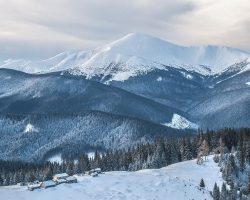 При восхождении на Говерлу погиб турист. Еще двоих пытаются спасти