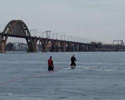 В Днепре двое подростков провалились под лед: один утонул