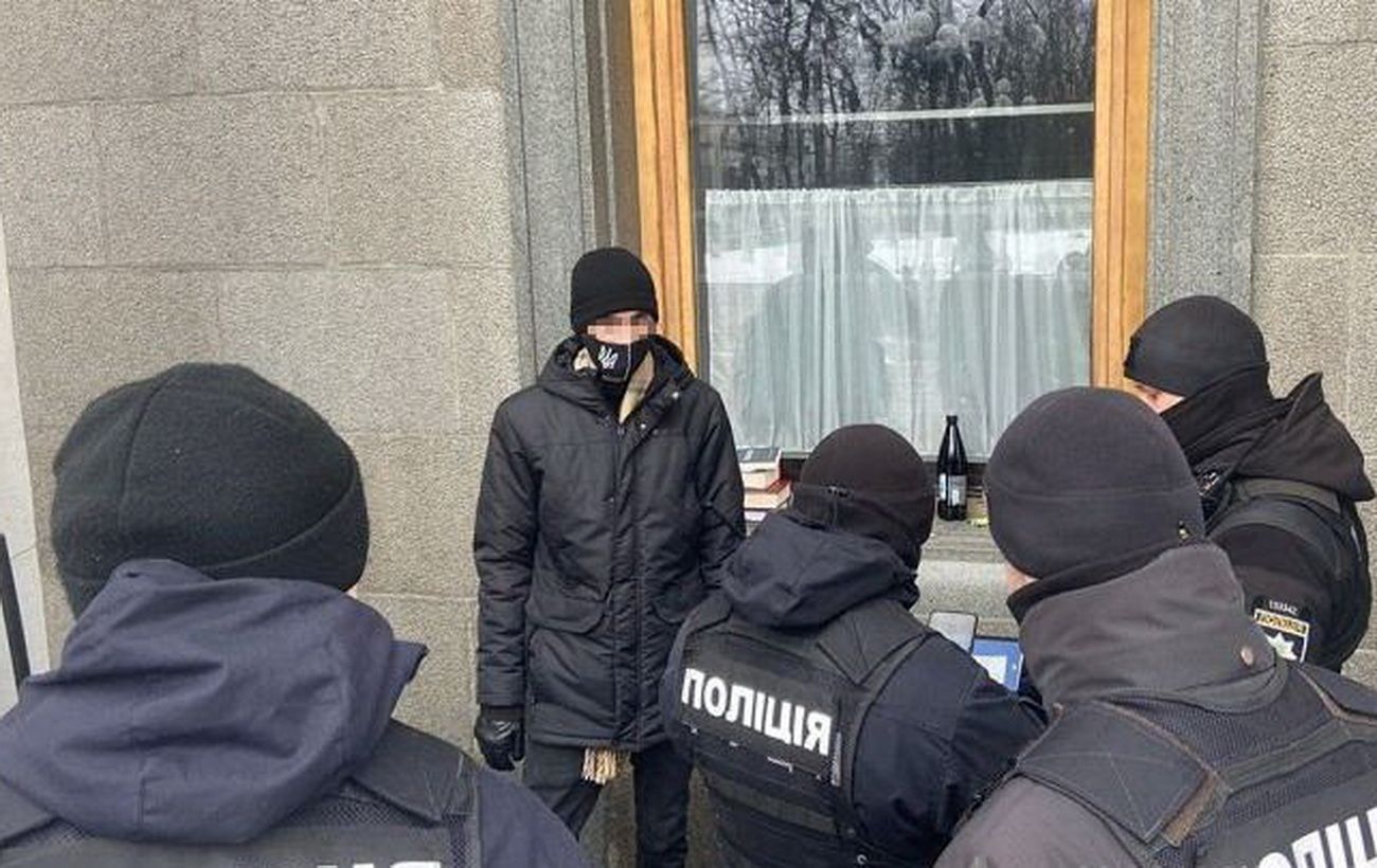 В Киеве мужчина бросил молоток в окно Рады и пытался сбежать от полиции